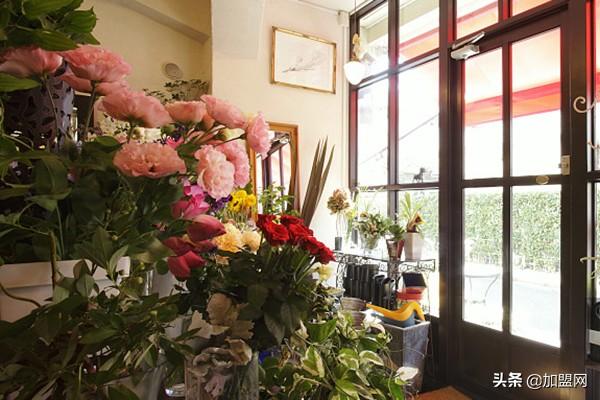小花店一个月利润（开个普通小花店赚钱吗）