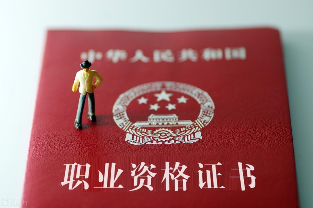 初中毕业可以考什么证（女人初中文凭适合考什么证）
