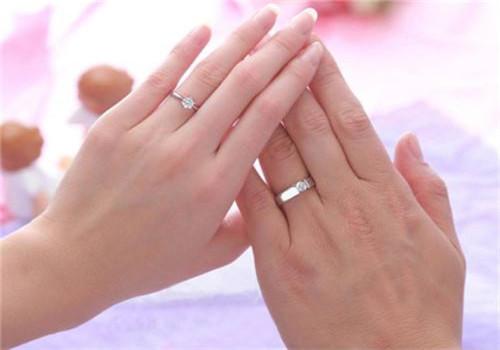 结婚戒指戴哪只手（结婚戒指的佩戴习俗与常识）