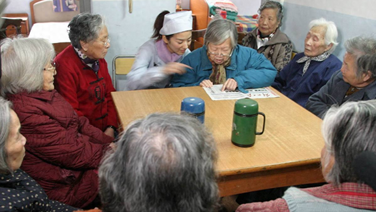 人到晚年瘫痪在床，生活无法自理该咋办？智慧的老人都这样处理