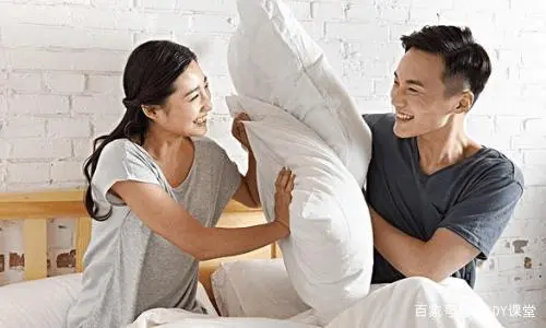 夫妻之间出现信任危机，应当如何重建信任