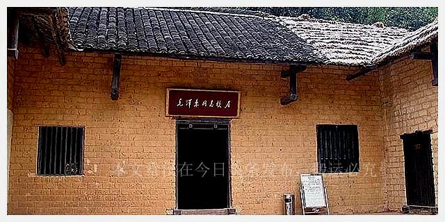 1984年女游客在主席故居跪地痛哭，员工连忙解释：这是毛主席女儿