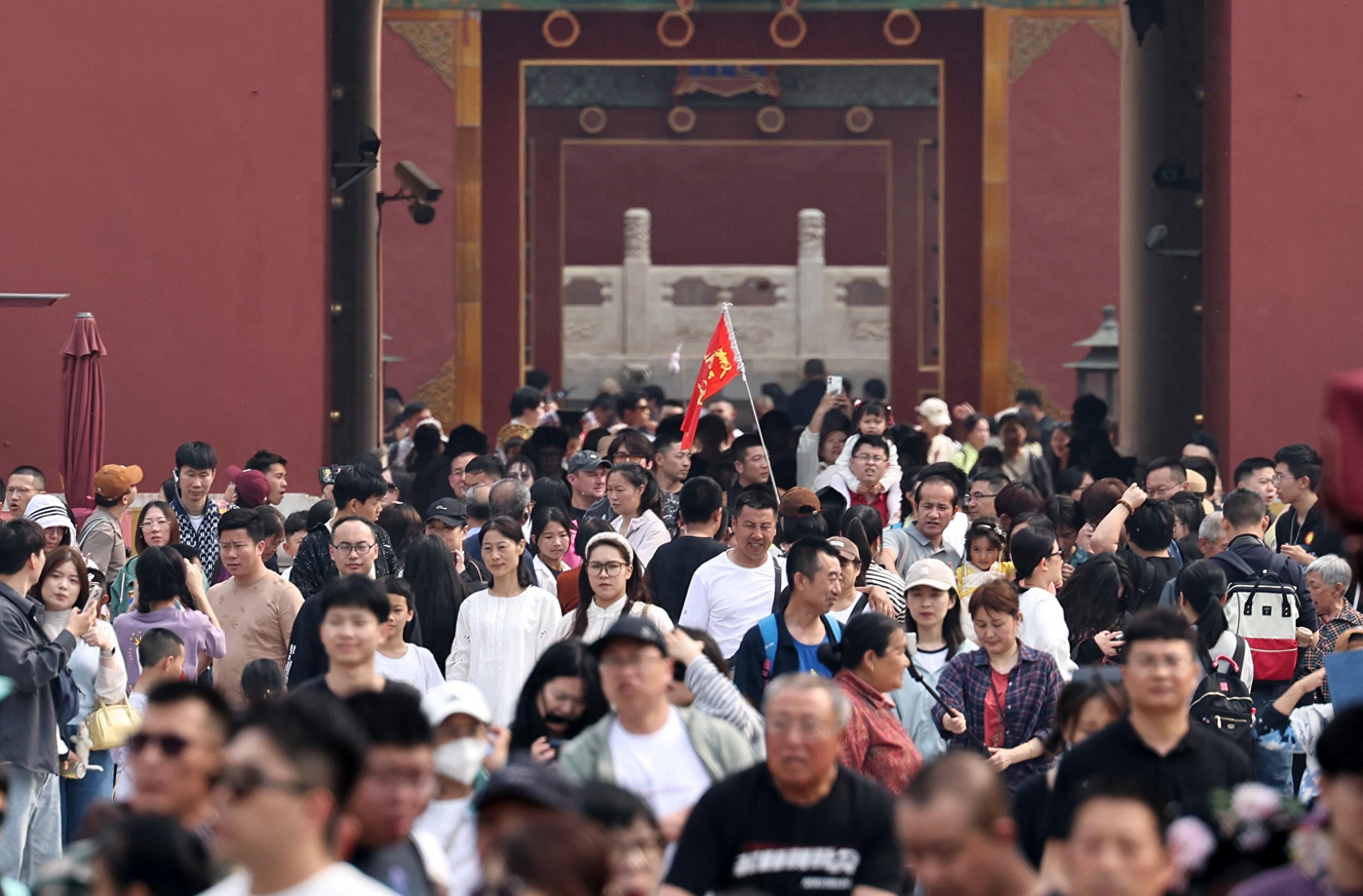 “五一”假期收官：多地接待游客及旅游收入创历史新高，县城和热门目的地一起火爆