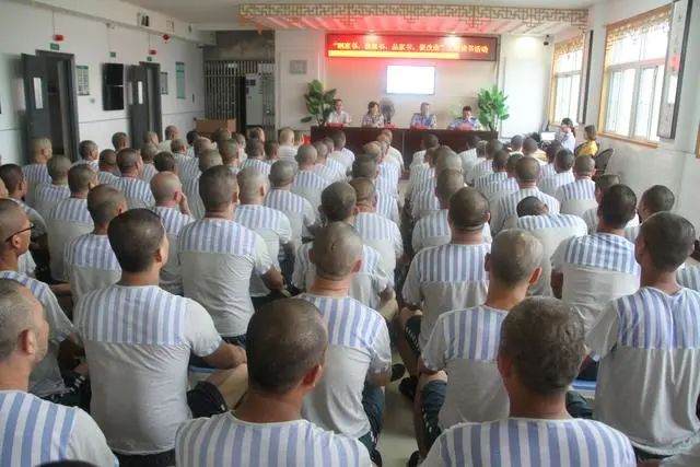 在监狱里生活，是怎样的体验？