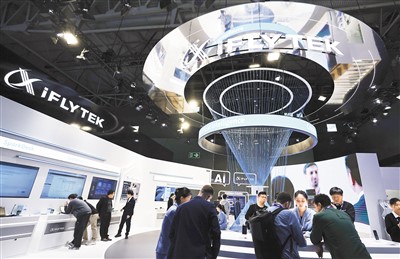 近日，2024年世界移动通信大会在西班牙巴塞罗那举行。今年大会有约2400家参展商和1100名演讲者参会，包括众多中国企业。图为人们在2024年世界移动通信大会参观科大讯飞展台。 新华社记者 高 静摄