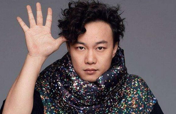 “来年陌生的是昨日最亲的某某”出自陈奕迅哪首歌!