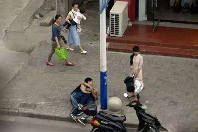 有点“辣”眼睛，两男子在大马路上“壁咚”，知道真相后路人点赞