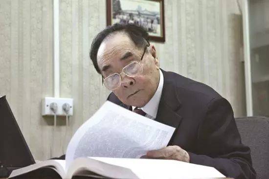 这位90岁的中国科学家，仍在为传染病防治奔走