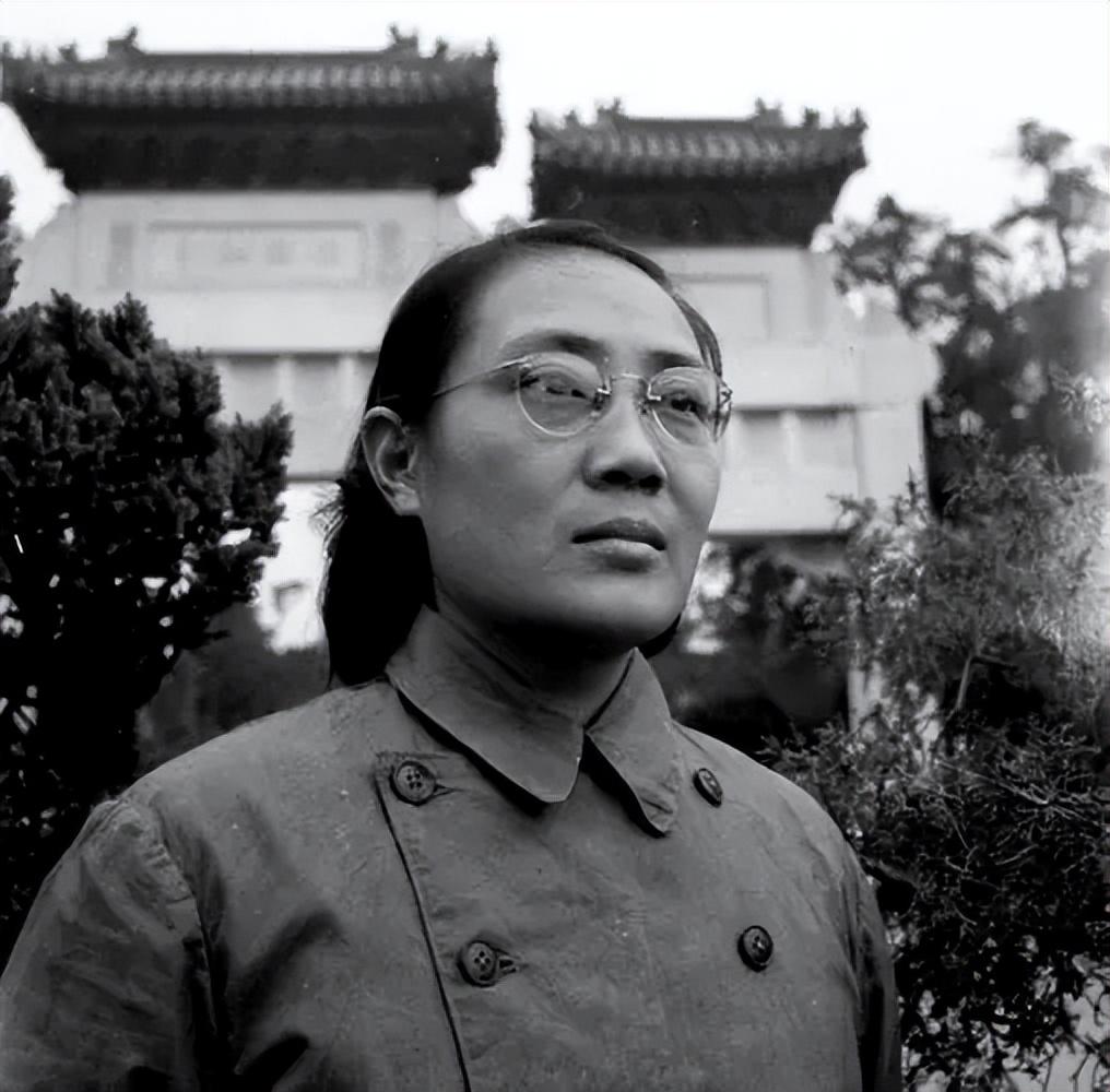 1973年黄永胜被开除党籍，妻子项辉方要求离婚，中央：忠诚的战士