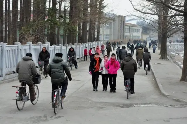 走进朝鲜，生活节奏慢，朝鲜老百姓工作之余都会做什么事？