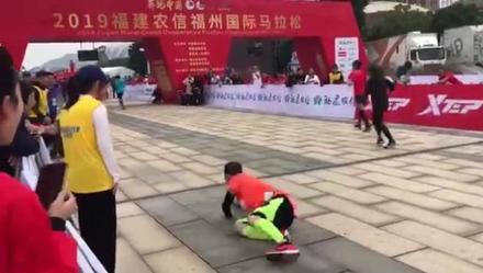 可笑可笑真可笑，堪羞堪羞真堪羞！特殊时期的中国马拉松，需要防乱治乱的“特殊武器”