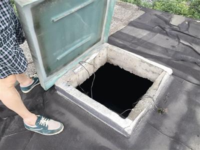 困扰多年的天花板渗水 “元凶”竟是废弃很久的楼顶水箱