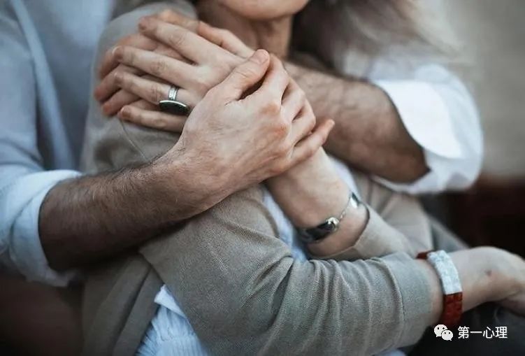 心理学：女人一旦过了40岁，这四种夫妻生活对她们来说很常见
