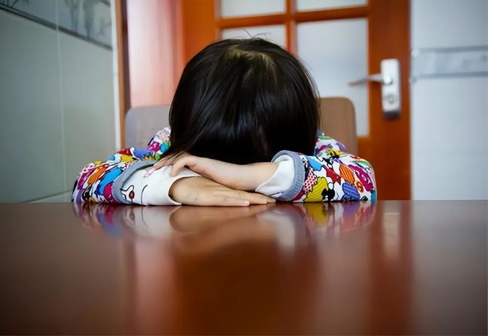 孩子：“后桌总用笔扎我”，聪明妈妈这样做，学校再无人敢欺负娃