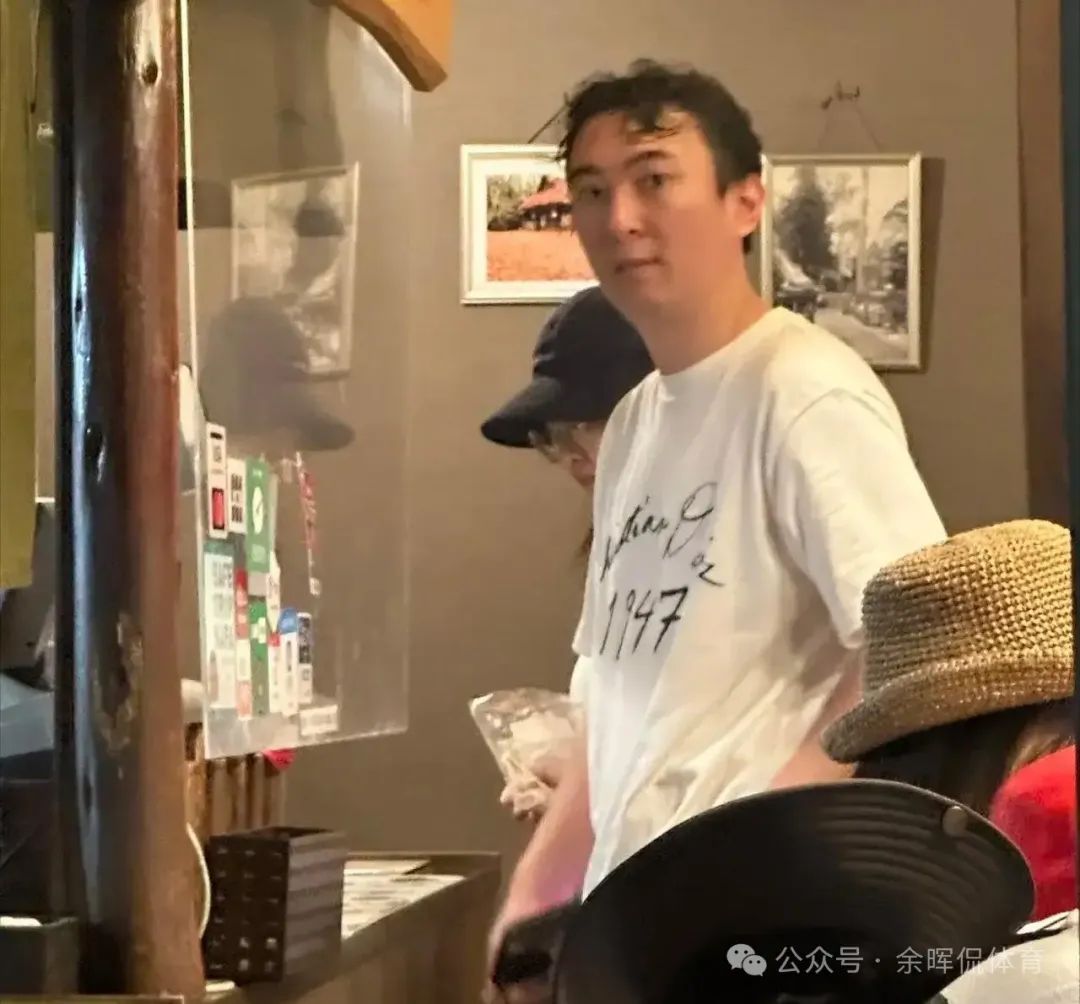 王思聪带新女友懒懒喂梅花鹿，网友吐槽王思聪对这里很专一