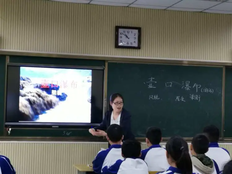 捧着一颗心来，不带半根草去