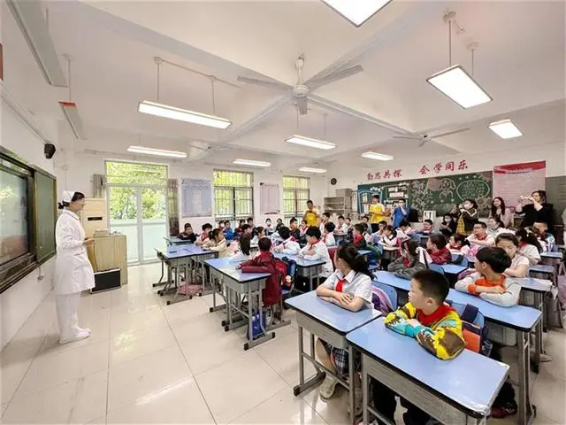 撑起生命安全伞，这家医院送急救知识进校园
